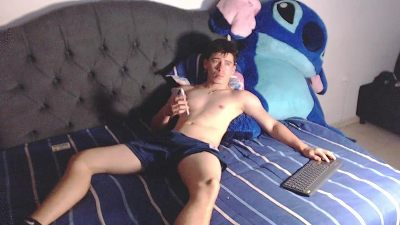 Icyhot707: Ich ziehe meinen Schwanz auf meinem Bett