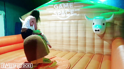 SweetButtocks: Brunetă sexy cu taur cu țâțe mari înșelat în parcul de distracții