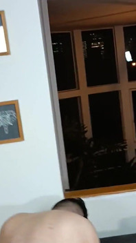 Wielki tyłek MILF zostaje ostro wyruchany przez młodego człowieka