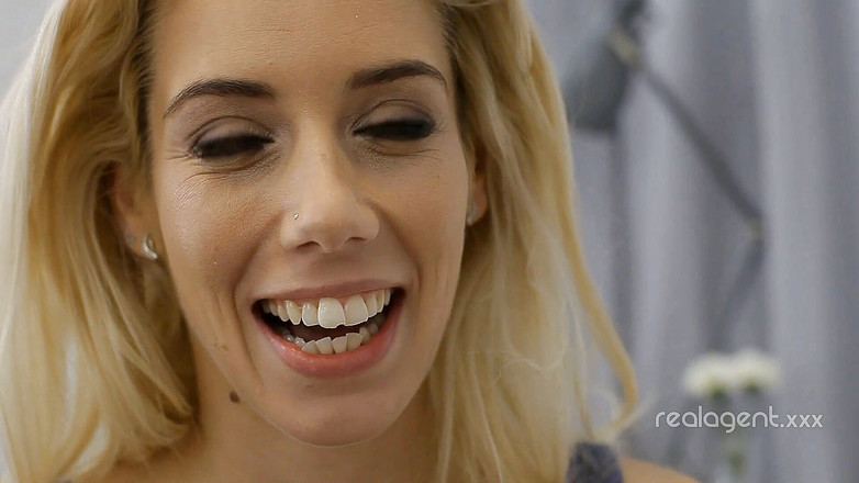 Real Agent: Sexy teen lesbičky si navzájem lízají kundičky pro skvělý orgasmus