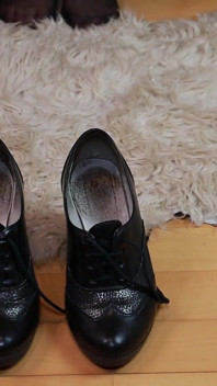 Versleten netkousen & Oxford Pumps schoenspel