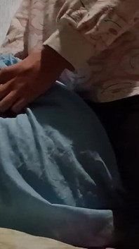 Super hubená dívka si tře kundičku na polštáři a stříká rychle, takže ji její rodiče nechytnou