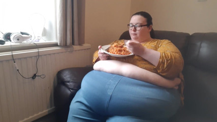 SSBBWLadyBrads: SSBBW riesiger bauch beim essen auf dem sofa