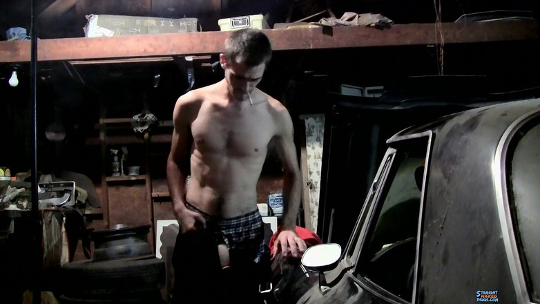 Straight naked thugs: Una carga de esperma en el garaje