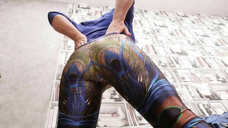 Dream Factory: Pemujaan pantat dengan legging biru