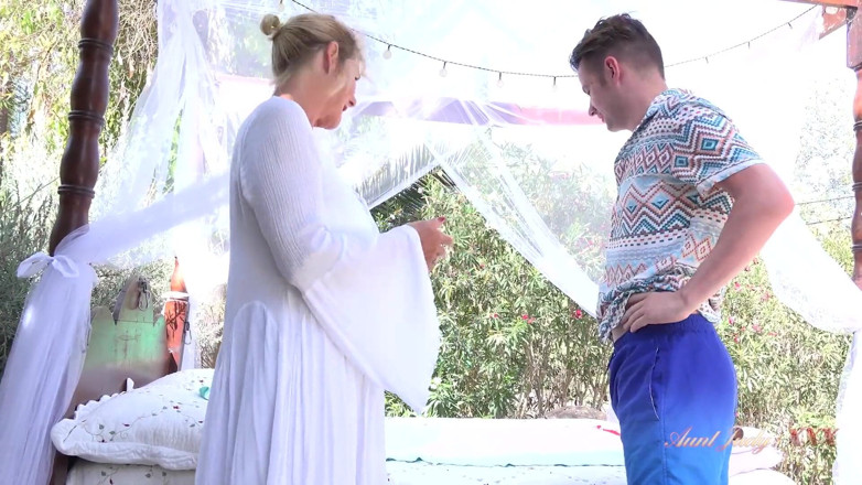 Aunt Judy's XXX: TetaJudysXXX - Prsatá zralá masérka paní Betty dává šťastný konec