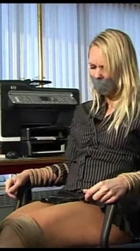 Secretară legată de scaun cu căluș tapegged