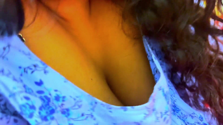 Aria Mia: Арабская мусульманская горячая горничная трется о подушку на кровати отеля, затем незнакомый мужик видит ее большую задницу и начинает дрочку