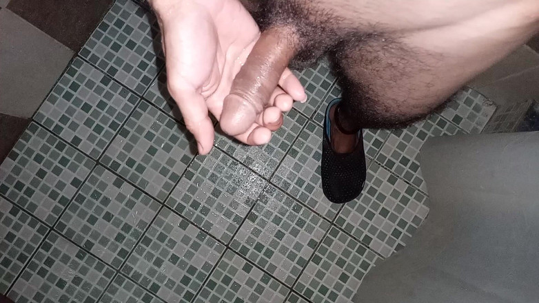 Cute boy jerks off: Garoto se masturba e limpa todo o cabelo do corpo...