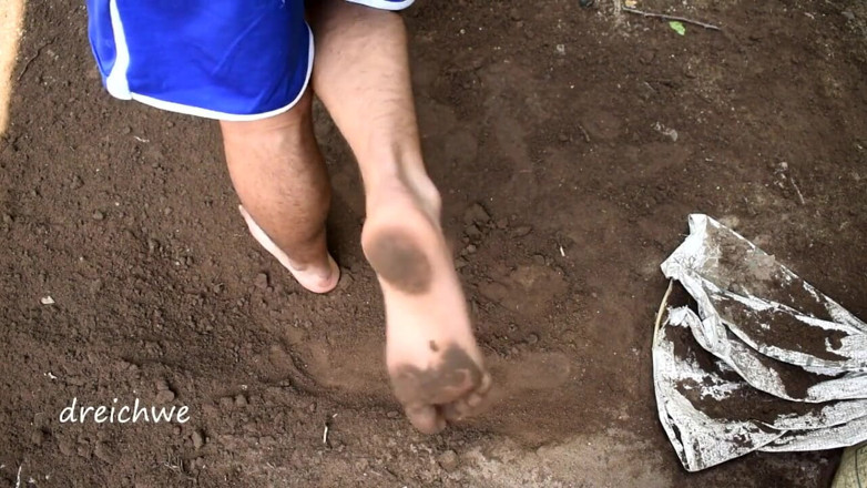 Dreichwe: Digging with the feet
