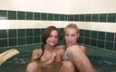 Hand Lotion Studios: Adolescenții face sex lesbian fierbinte în cadă