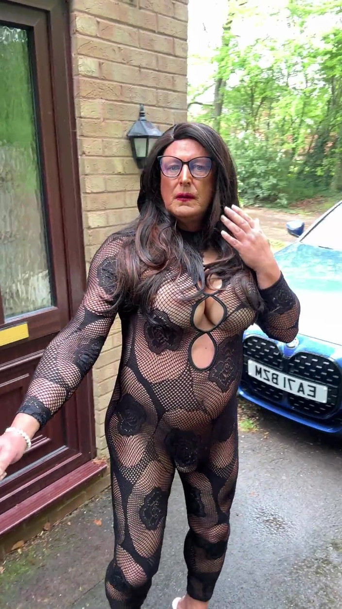 Kellycd2022: Crossdresser seksi Kellycd2022 dalam Stoking Badan Seksi Hitam Dan Tumit