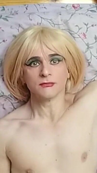 Sissy crossdresser en bas et jupe auto-éjaculation sur le visage et la bouche
