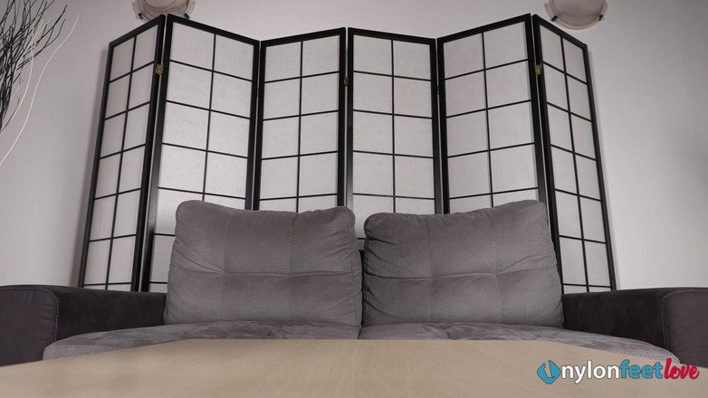 Best Nylon Feet Videos: Piękna laska Violet palce i masuje stopy pończochami, gdy liże...