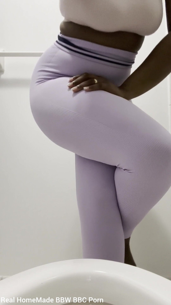 Super sexy ebony cuties: В туалете подпрыгиваю, держу мою пизду до тех пор, пока я могу писаю мои леггинсы