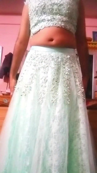 Travestito gay indiano in lehanga blu