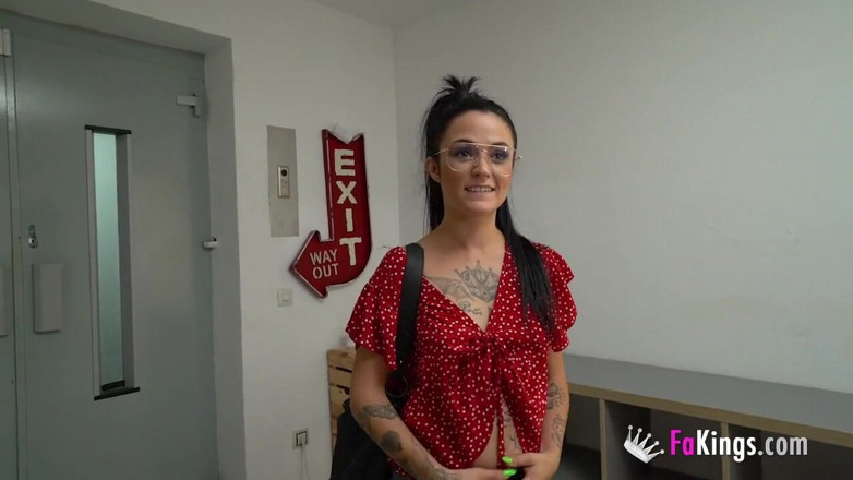 FAKings: Dvojnásobné poškození! Holy chce svou první dvojitou penetraci a neodejde...