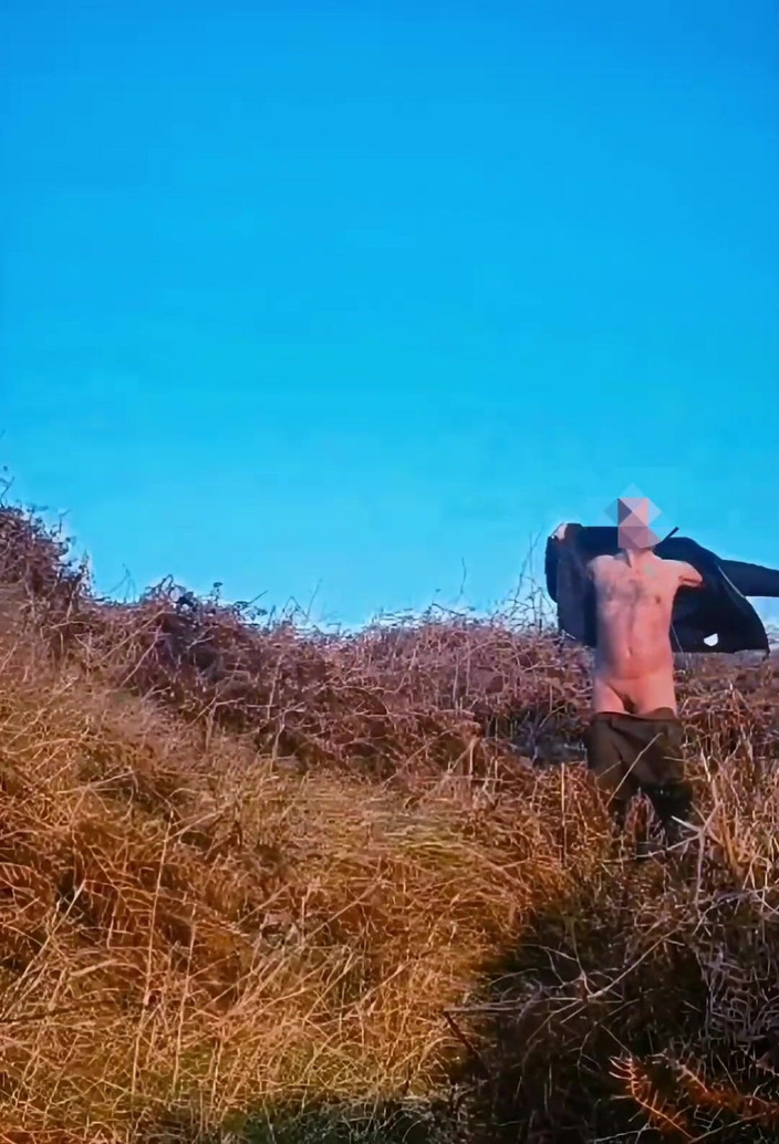MaleModel: Nudità sul sentiero costiero