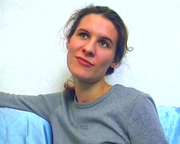 Deutsche Madchen: 可愛らしいブルネットのドイツ人ベイビーがカムの前で彼女のおまんこを見せます