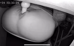 Manopola il culo di legno dentro e fuori senza mani