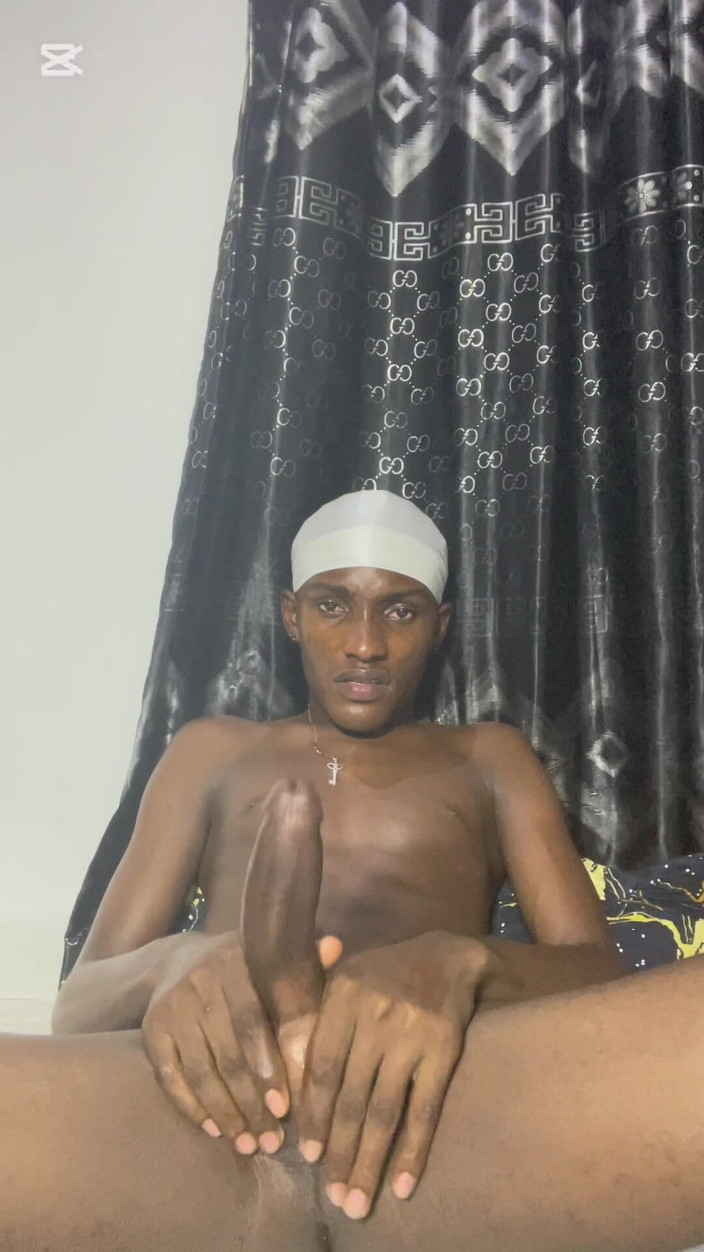 Aded-Toxic: Mladá Twink s velkým černým pérem