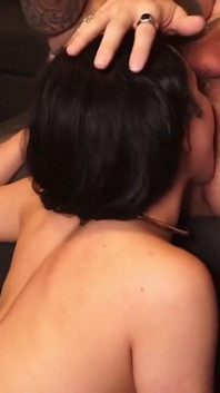 Seksi pis latin yaşlı adama göt yalatıyor