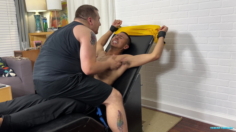 Ticklish Chubs: Javier łaskotał i ssał!