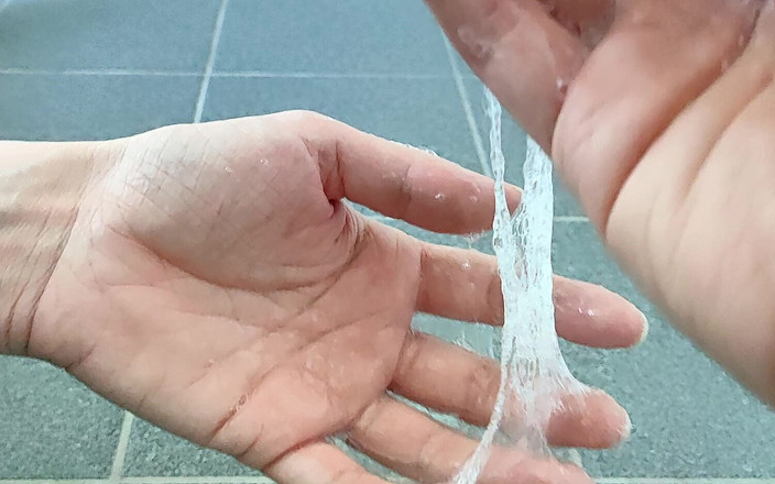 FetishPengu: Гра з плювками пальцями