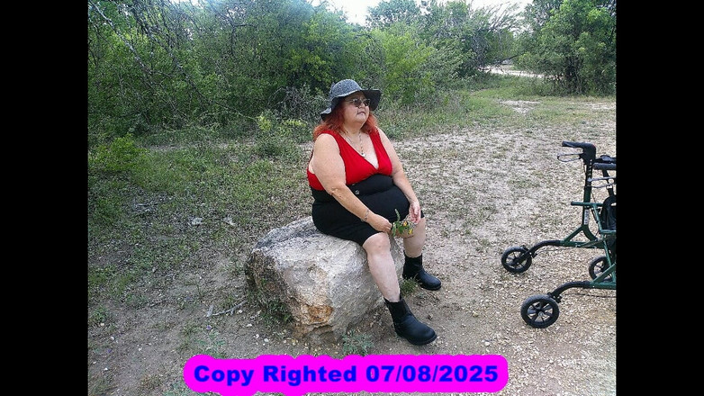 BBW nurse Vicki adventures with friends: Sexig sjuksköterska Vicki går i parken och blinkar och retar...