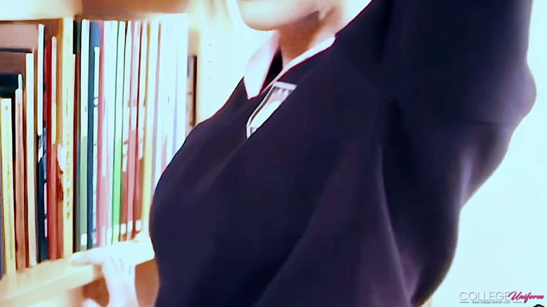 College Uniform: Knihy s Julií Crown