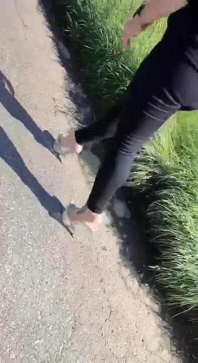 BadCat: Kaki seksi berjalan dalam kasut tumit tinggi