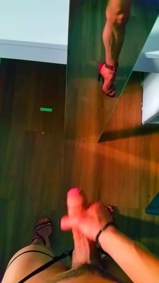 KittyHot: Diosa mariquita acariciando su polla gorda en tacones altos