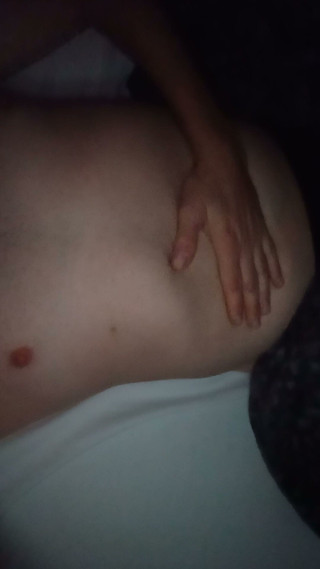 Hottieboy77: Garoto com dor de estômago acaricia a barriga