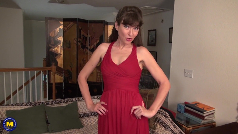 Mature Solo NL: Sexy zralá chce velký penis ve své kundičce, ale má...