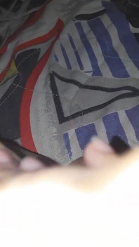 Obudziłem się i zacząłem grać z moją gorącą, soczystą, owłosioną cipką. Pozwól mi spust w Twoich ustach.