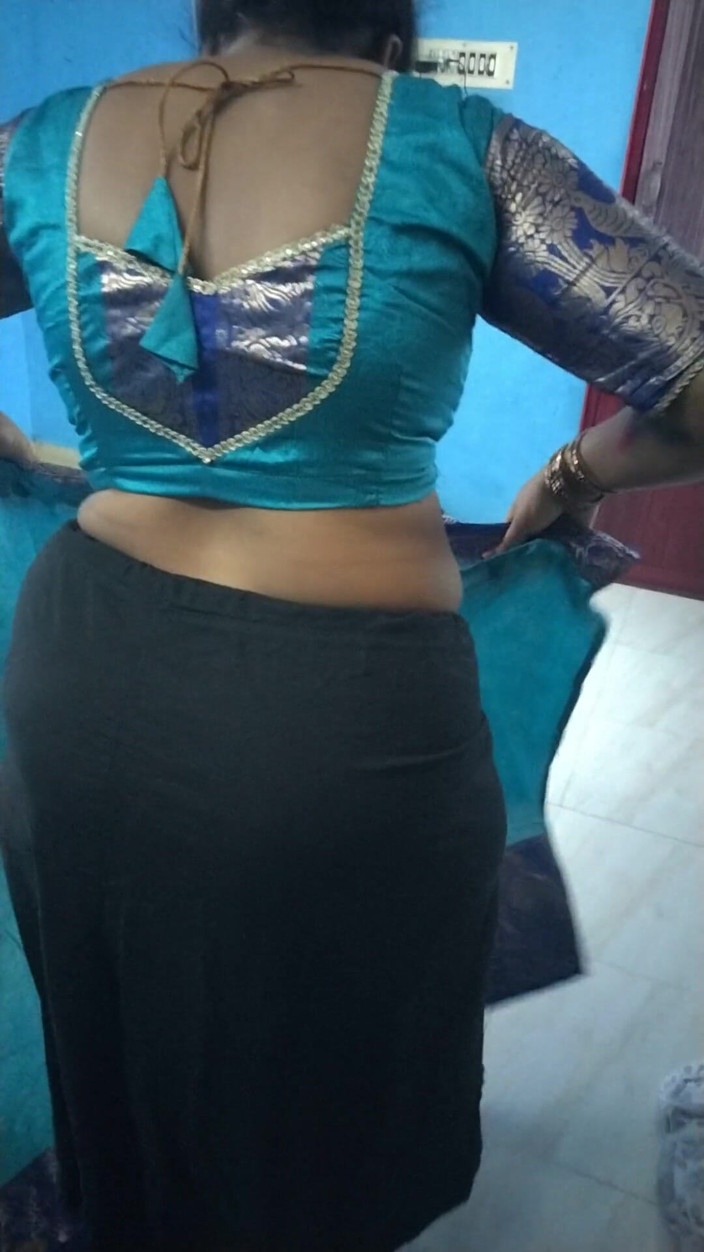 Tamil lesbian: हॉट साड़ी पहनी हुई