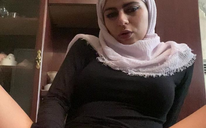 MiaNIqab: Godslastering moslimpoesje vol nat op mijn tapijt Mia Niqab