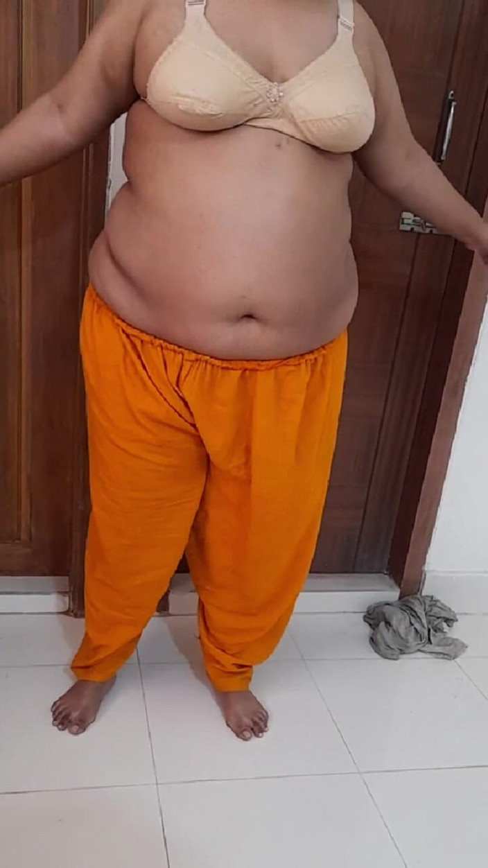 Aria Mia: Hintli üvey anne otelde göğüslerini gösteriyor