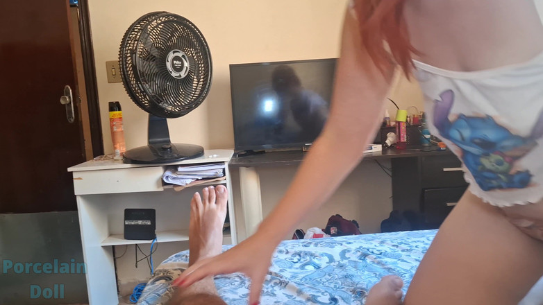 Porcelain Doll: Ruiva Brinca Com Seu Meio-irmão Com Sua Bunda Branca Bonita