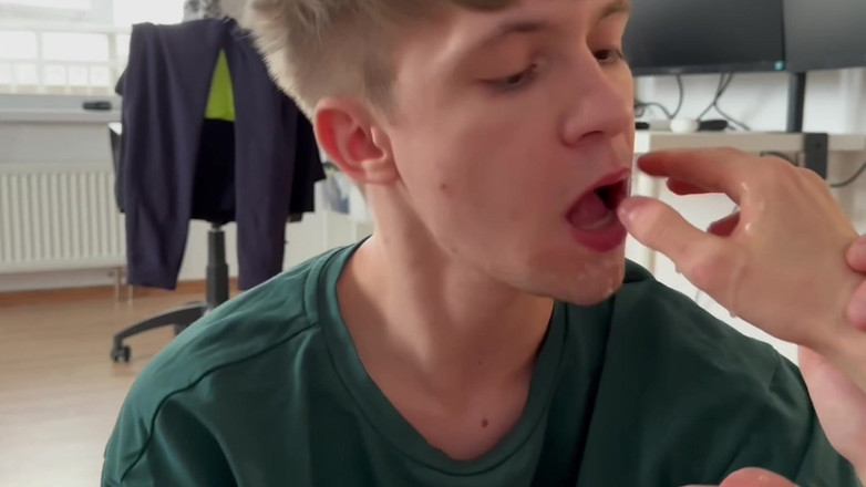 Ethan Lestray: デカチンを持つ友人を招待し、彼をセックスに誘惑し、彼の顔に射精させた