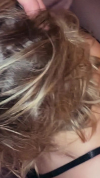 Elle m’a fait la baiser pendant qu’elle regardait des vidéos avec d’autres mecs !