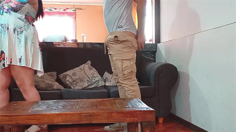 BBW Kelly Mom: Můj paroháč manžel vaří, zatímco máme sex s jeho přítelem