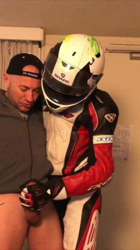 Demütigung im hotel mit fetisch-outfits, biker