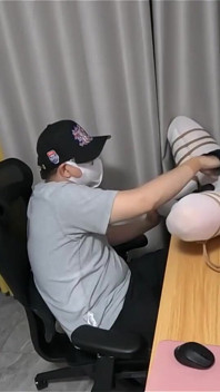เล่นกับคอมพิวเตอร์ไปด้วย เล่นกับน้องสาวเลี้ยงจิ๋วไปด้วย