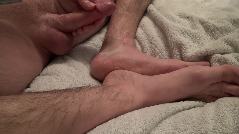 NakedFoxx: Lelaki lurus meletup tali air mani tebal di seluruh kaki...