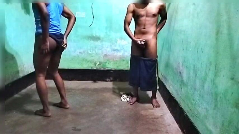 Desi Tits: Hunk Femboy mostrando sua bunda grande musculosa, garoto amigo gay...