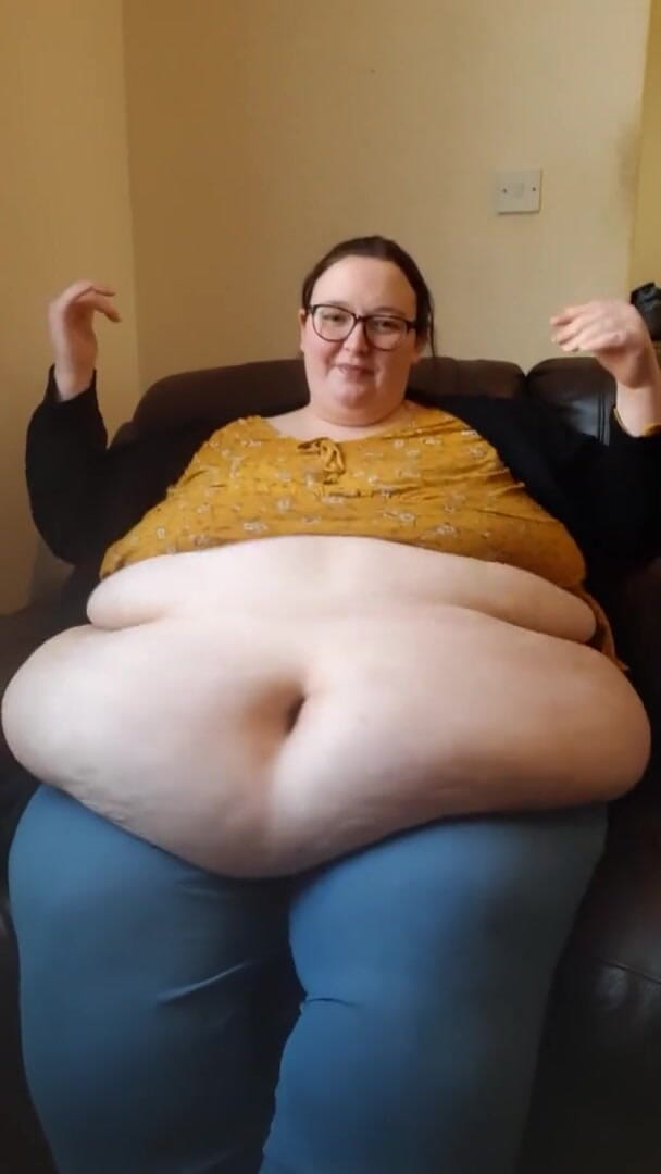 SSBBWLadyBrads: Awek montel super saiz makan kek dengan perut keluar
