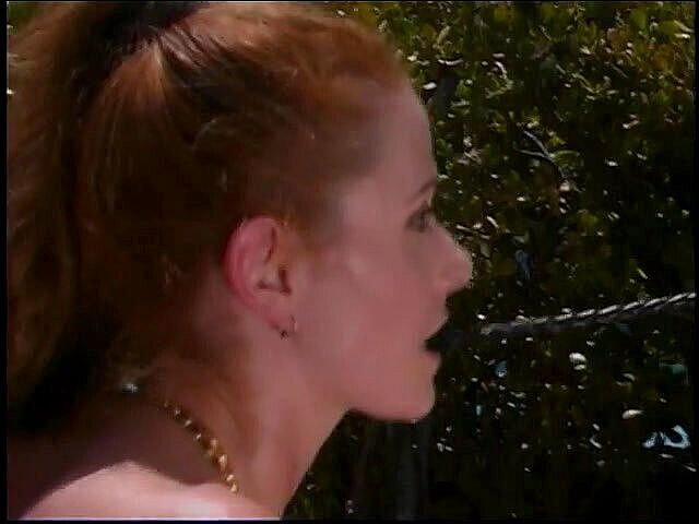 Tirrany Girls: उत्तेजित लेस्बियन वेश्याएँ धूप में गांड मार रही हैं