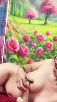 Orada uzanıyor seksi götünü gösteriyor güzel