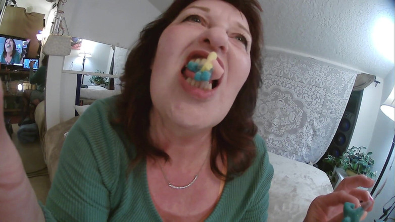 dawnskye1962: V 597 Obryně jí drobné muže s obrovskými ptáky